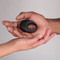   Je Joue Mio - vodoodporen vibracijski obroček za penis na baterije (črn)