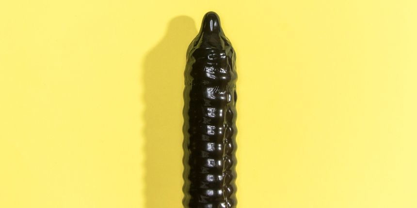 Črn dildo na rumeni podlagi - lovesexshop.si sex shop