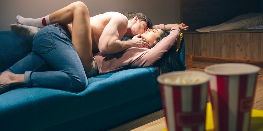 Par se poljublja med ogledom erotičnega filma doma | lovesexshop.si sex shop