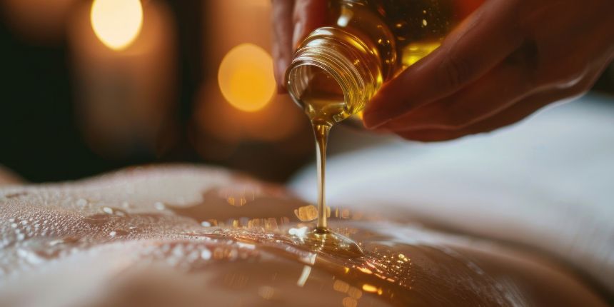 Masažno olje za erotično masažo naneseno na kožo za sproščujočo čutno masažo | lovesexshop.si sex shop
