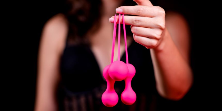 Ženska drži kroglice za keglove vaje za mišice medeničnega dna in močnejše orgazme | lovesexshop.si sex shop
